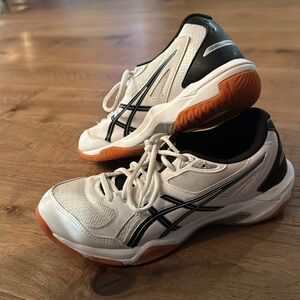 ASICS women size 9 volleyball shoes 
Worn one season 
Excellent condition